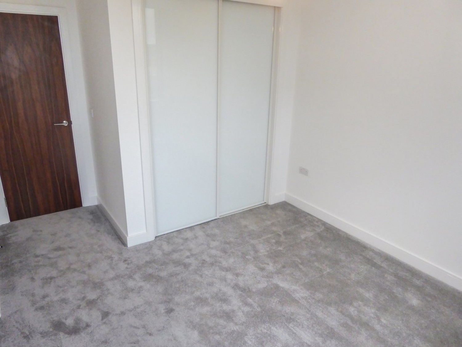 1 bedroom Flat for Letting Churchill Place - Comes with Parking