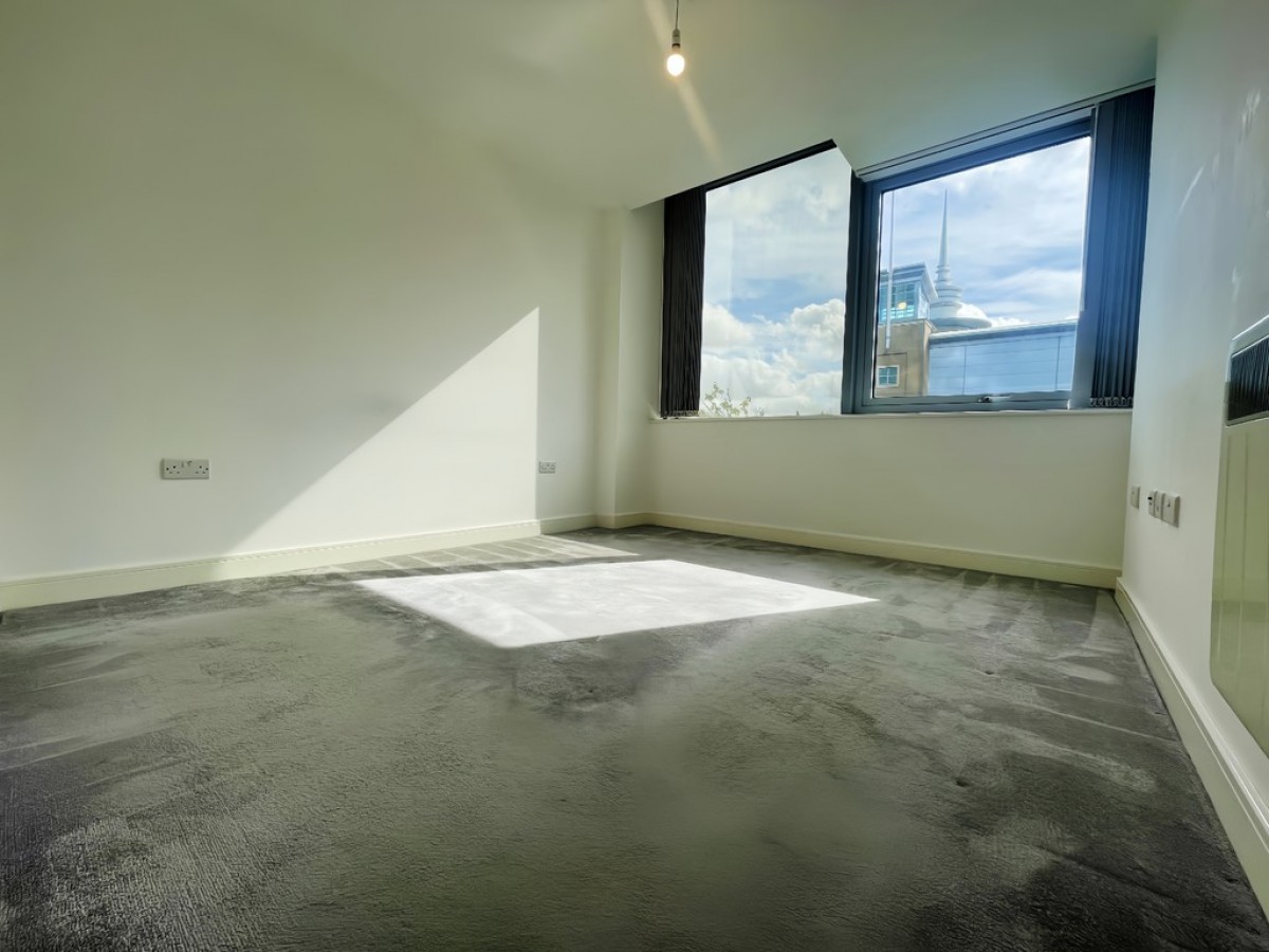 Churchill Place - 1st Floor with Parking