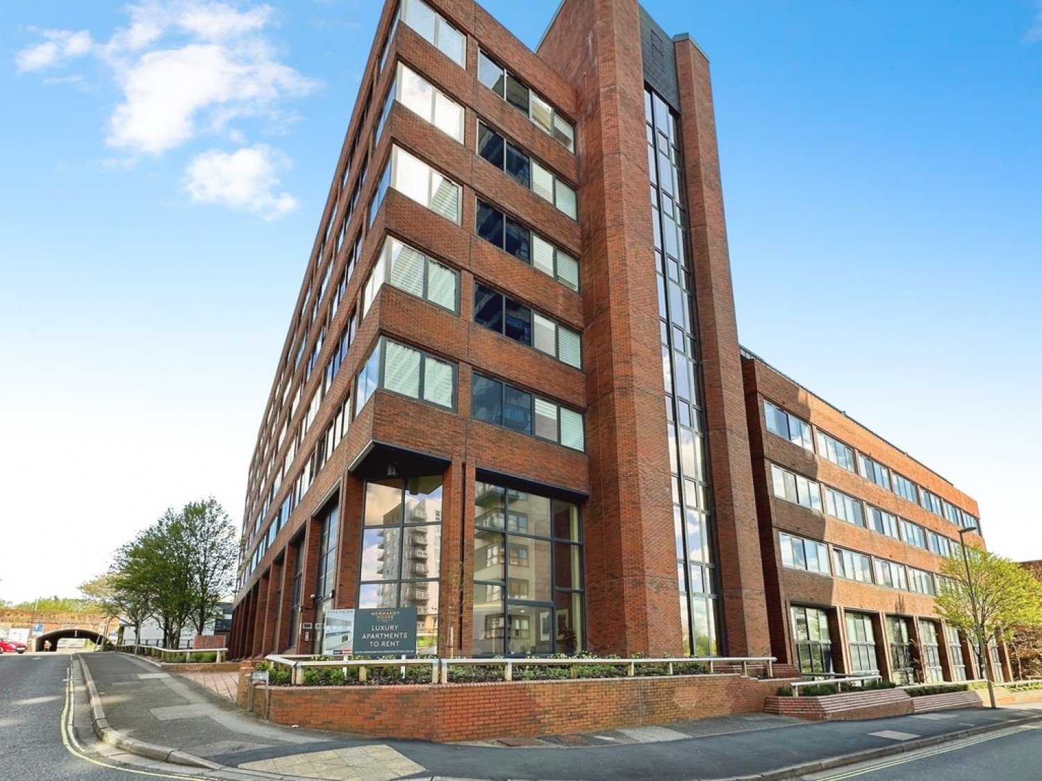 2 bedroom Flat in Normandy House, Alencon Link