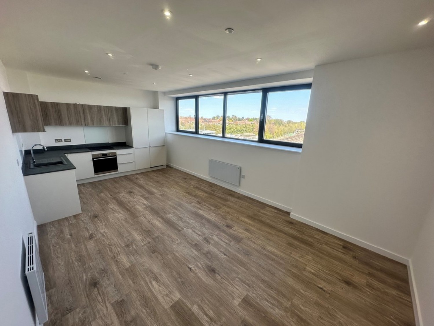 2 bedroom Flat in Normandy House, Alencon Link