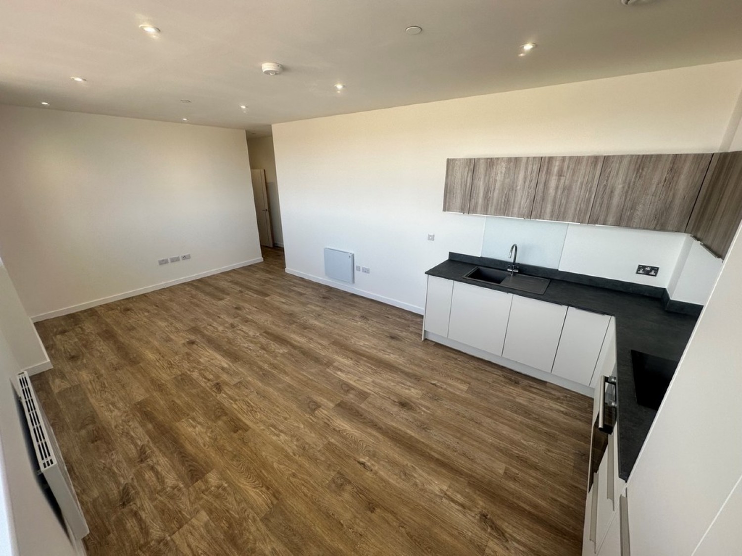 2 bedroom Flat in Normandy House, Alencon Link