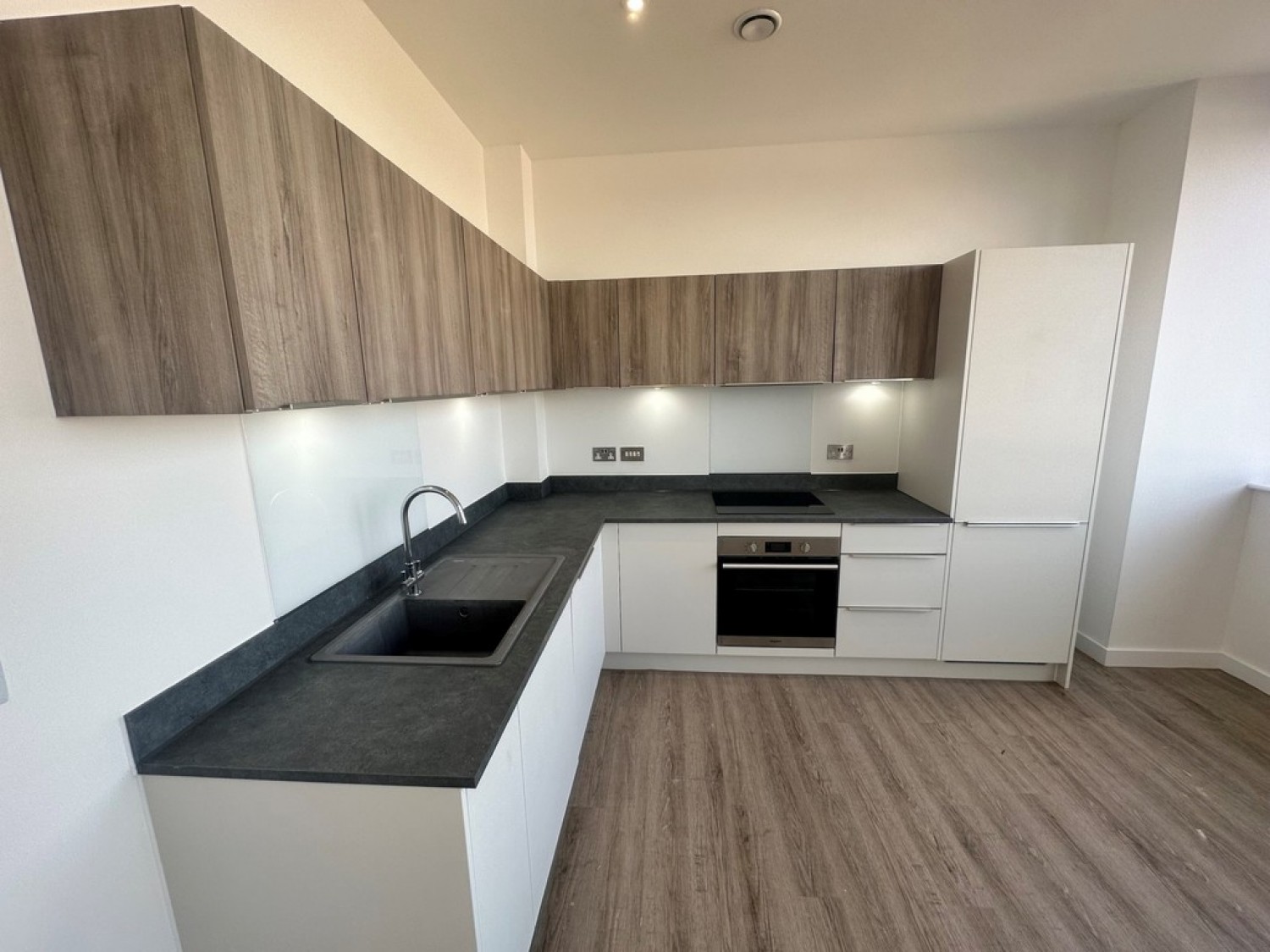 2 bedroom Flat for Letting Normandy House, Alencon Link