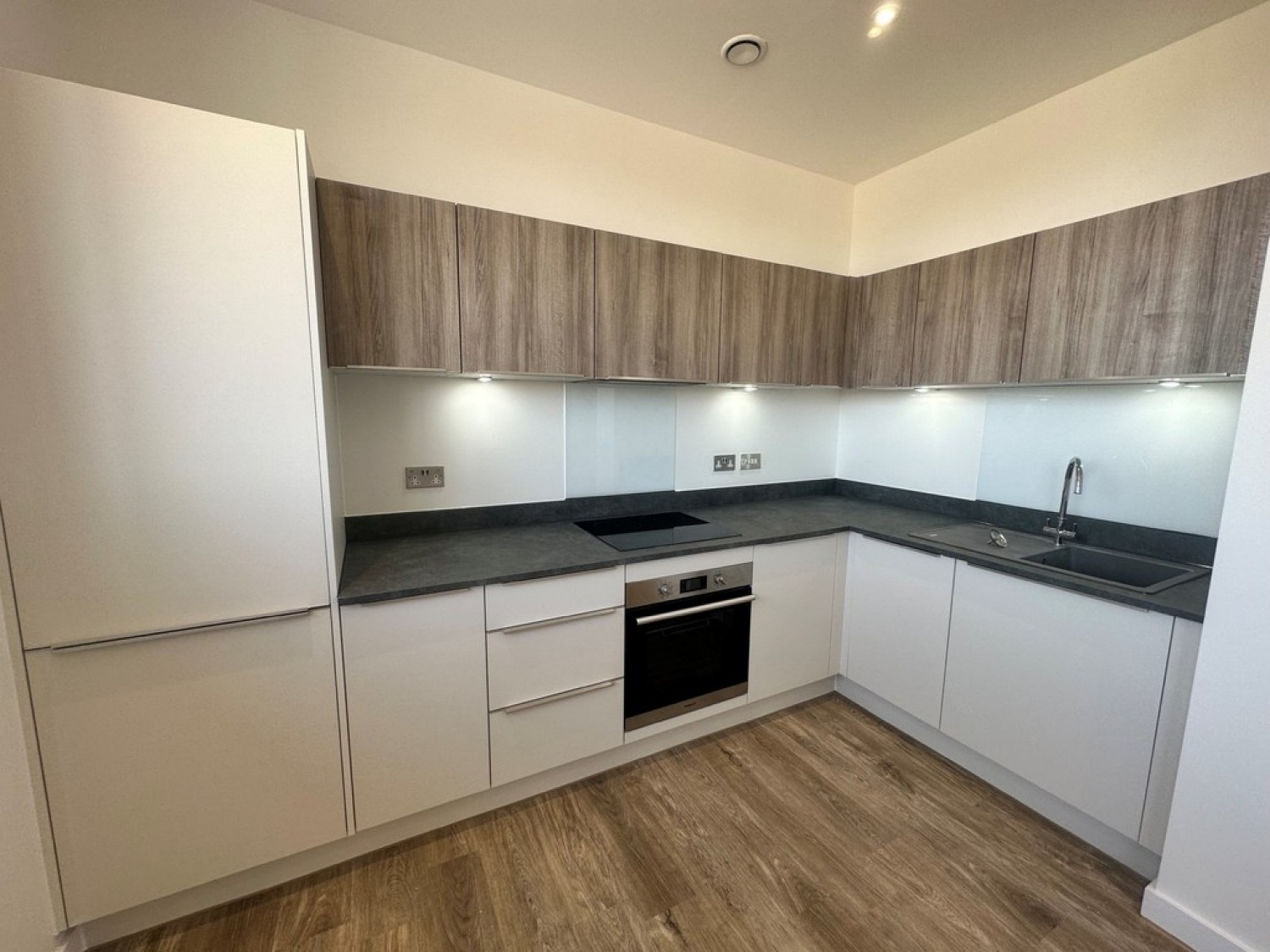 2 bedroom Flat for Letting Normandy House, Alencon Link