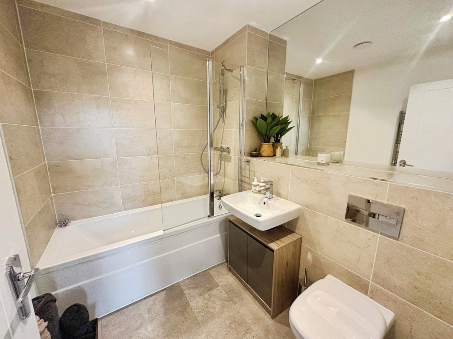 2 bedroom Flat in Lilly Court, Chapel Gate