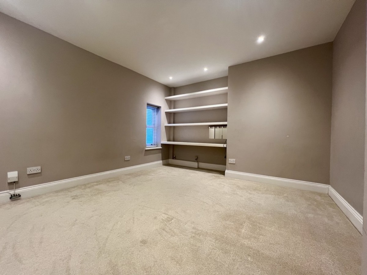 Neville Court, Warwick