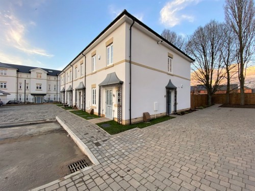 Regents Green, Cloisters Way