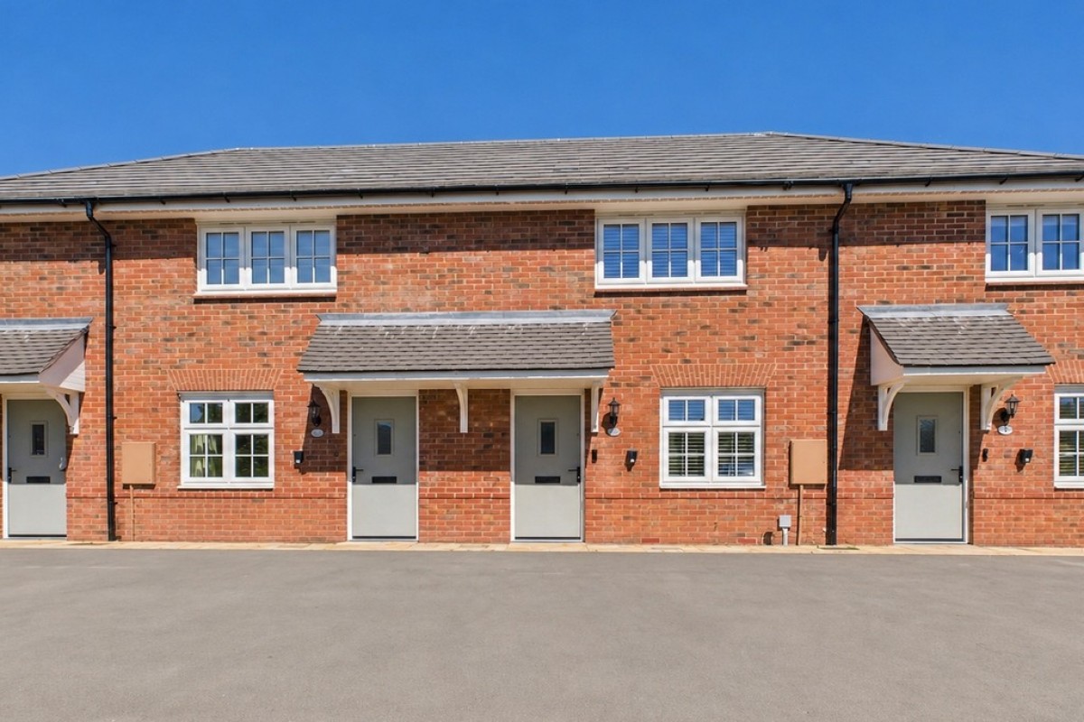 Hollybush Close, Warwick