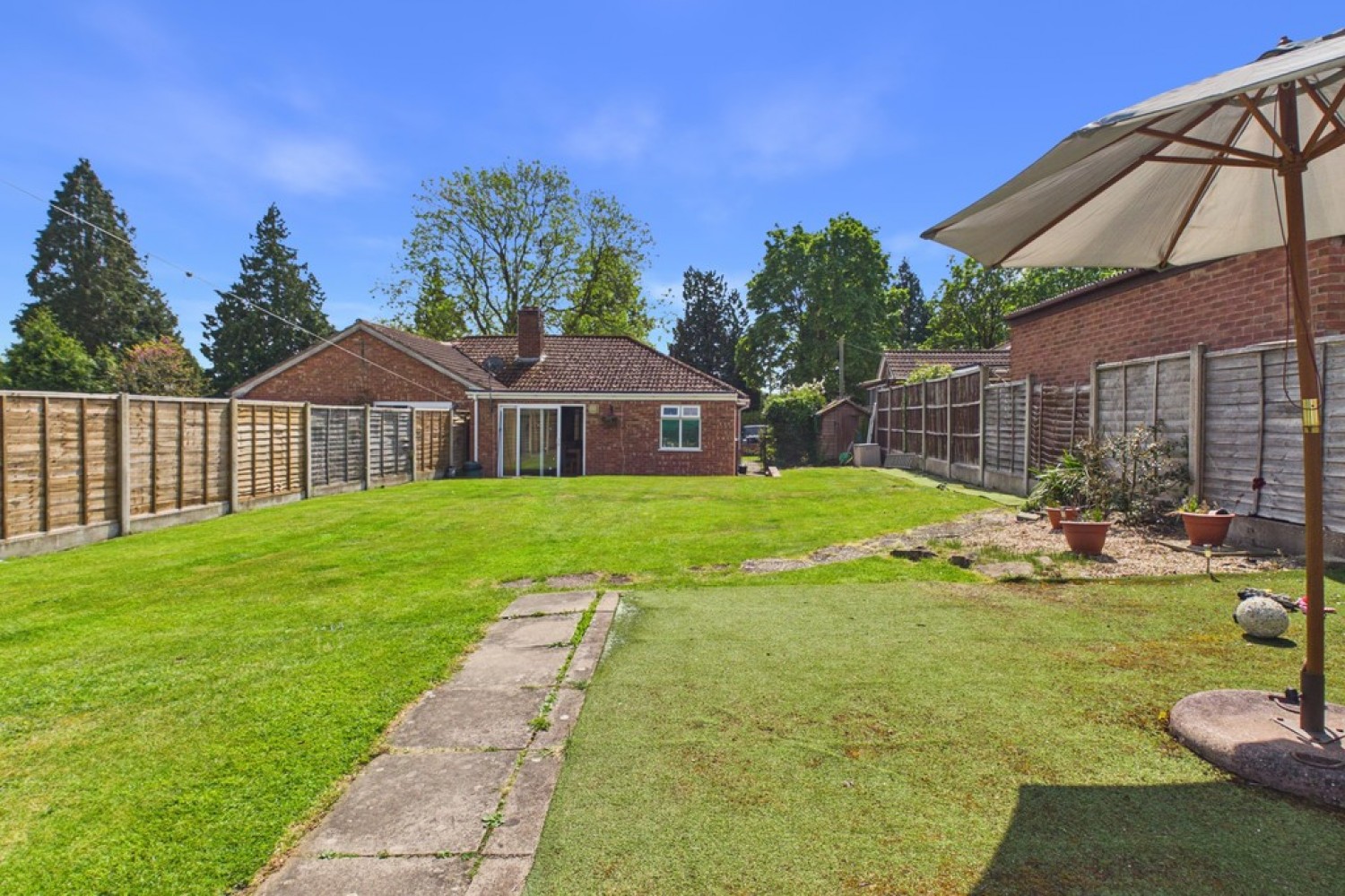 3 bedroom Bungalow for Sale Cedar Drive, Snitterfield, Stratford-upon-Avon