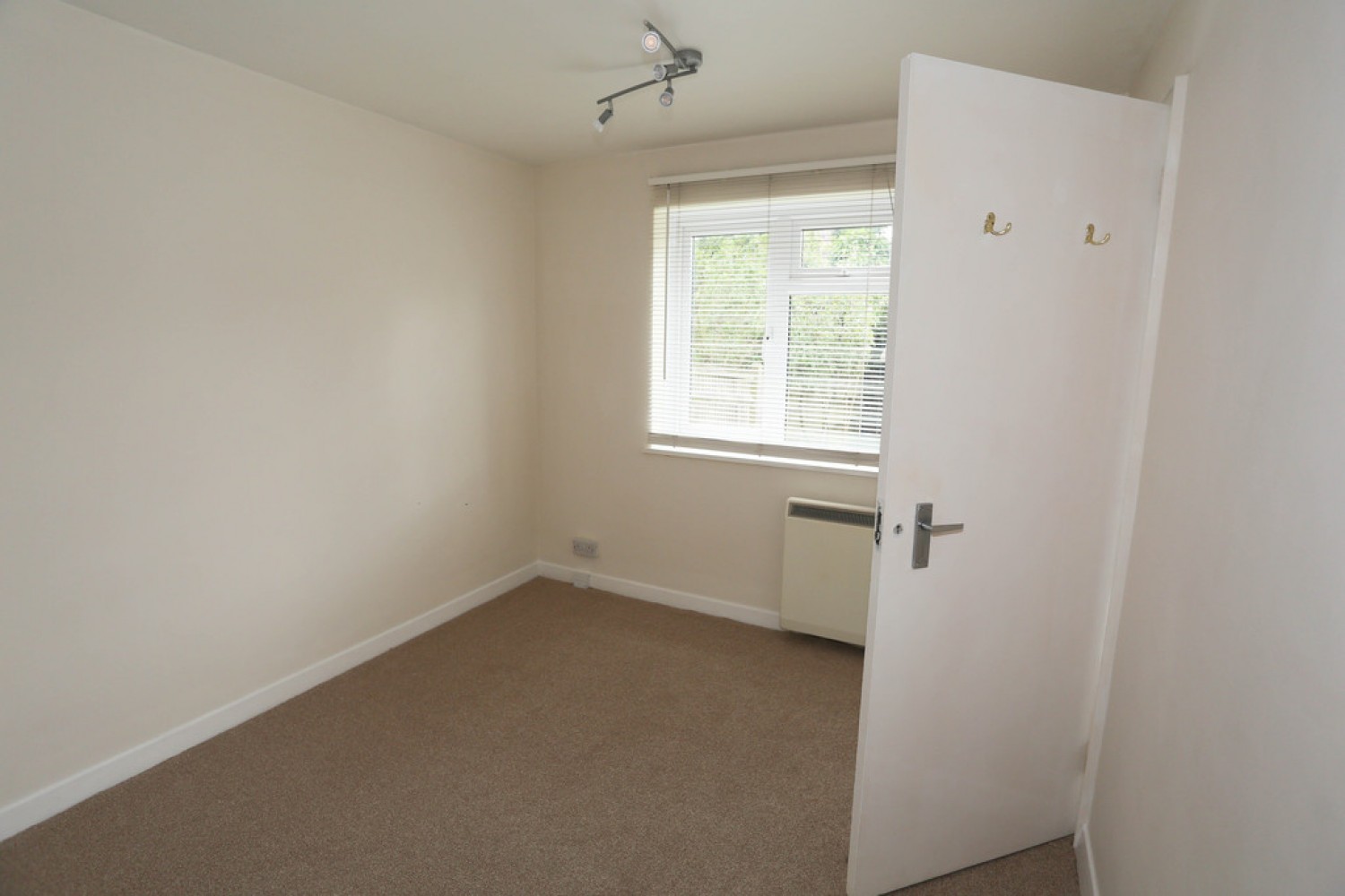 1 bedroom Bungalow in Clockhouse Lane, Nutley