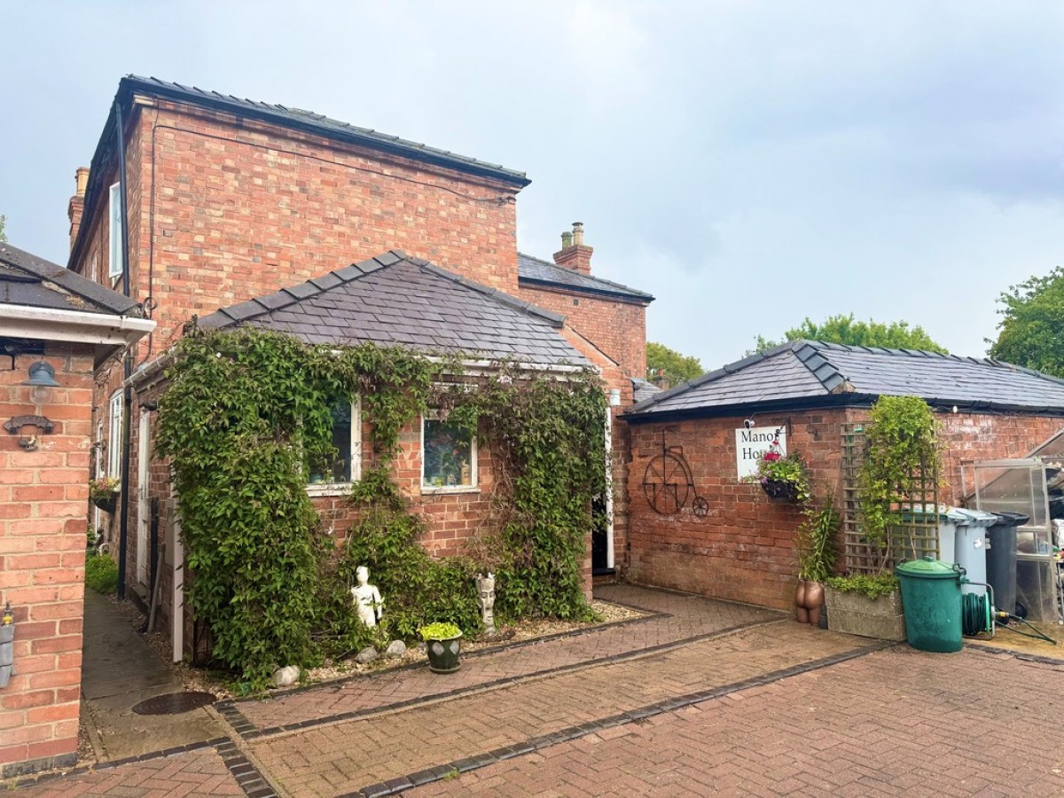 9 Manor House