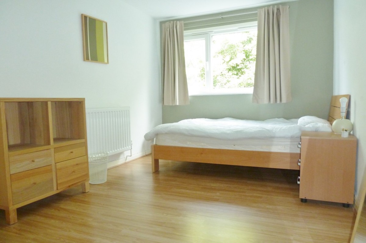 Pulker Close, Cowley