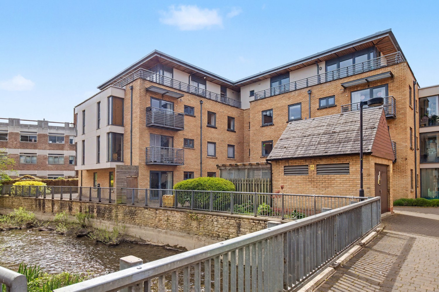 2 bedroom Flat for Sale Empress Court, Woodins Way