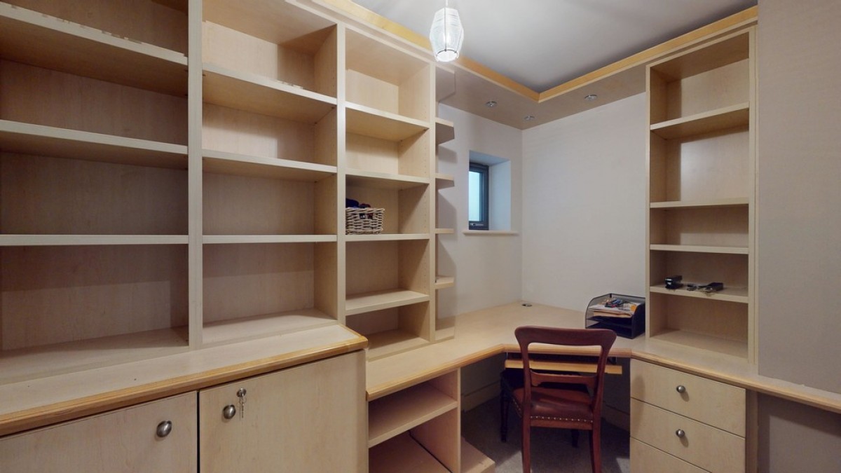 Empress Court, Woodins Way