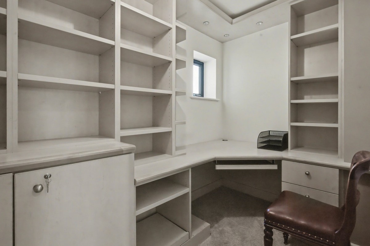 Empress Court, Woodins Way