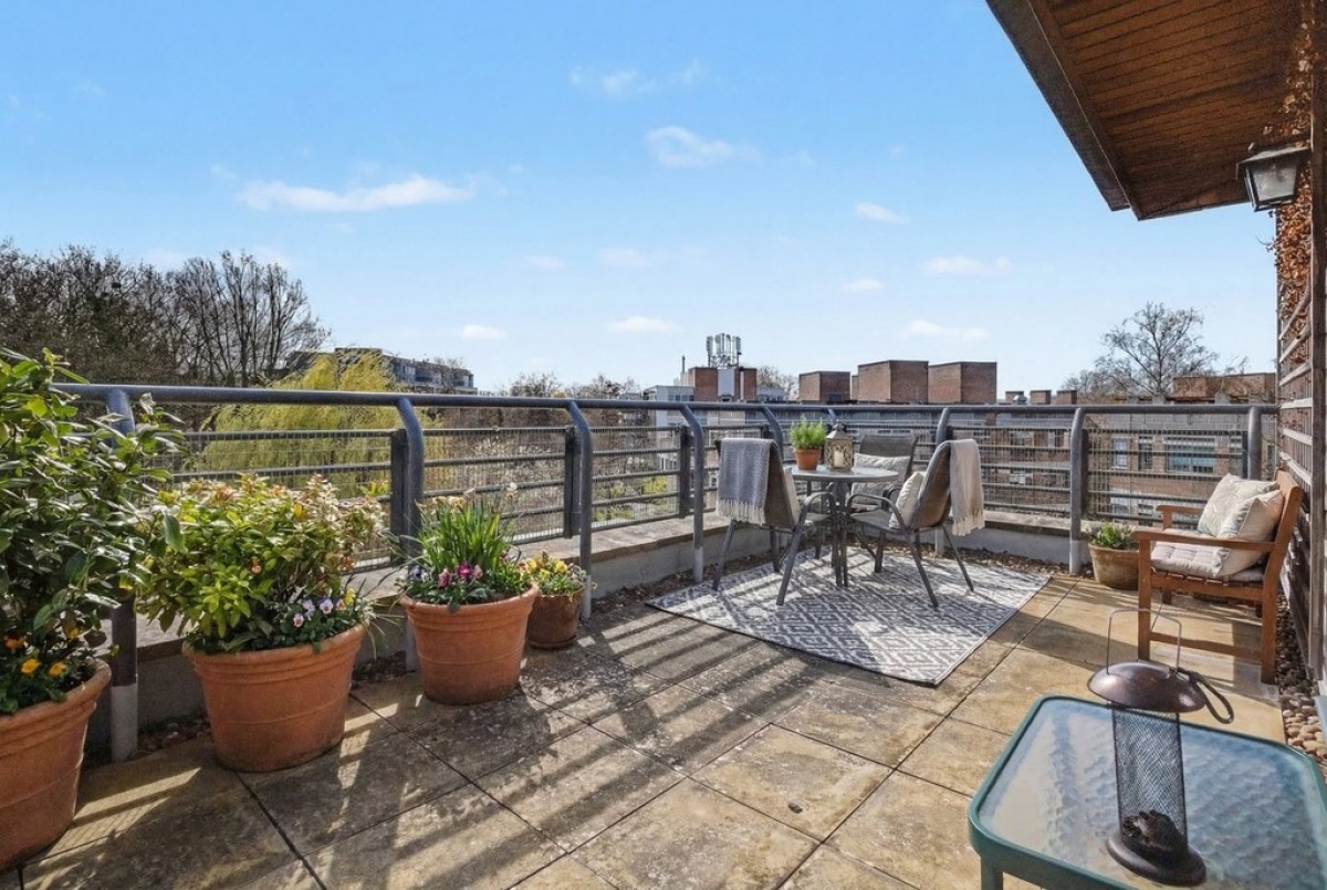 Empress Court, Woodins Way