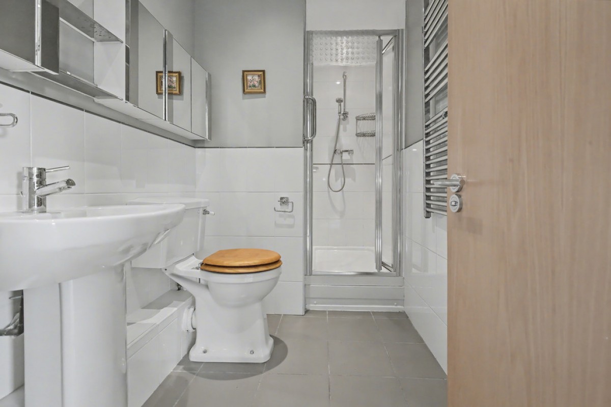 Empress Court, Woodins Way