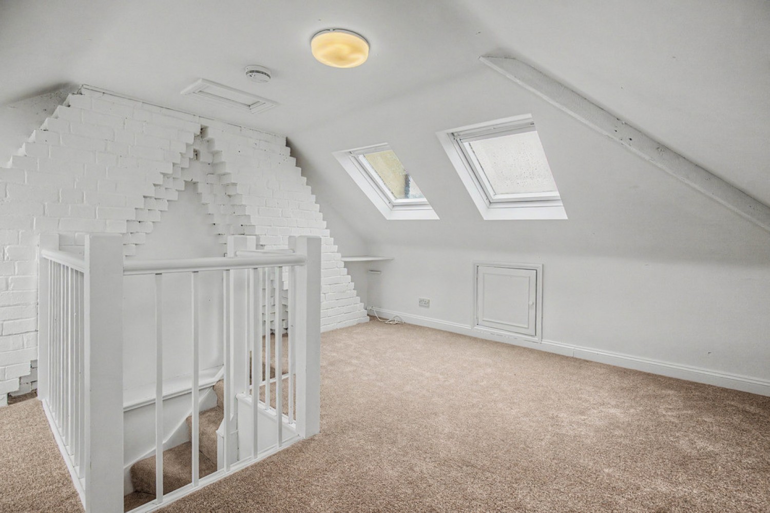 4 bedroom House for Sale Fern Hill Road, Cowley