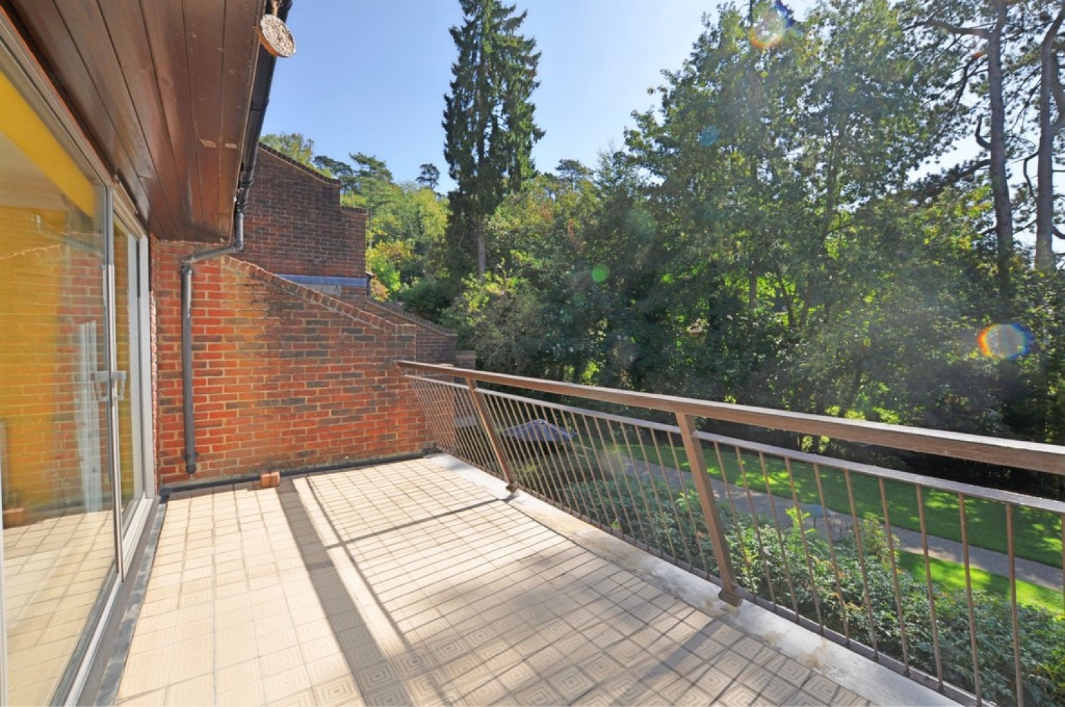 3 bedroom Flat for Letting Succombs Place