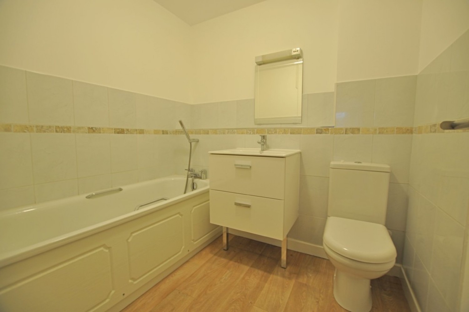 3 bedroom Flat for Letting Succombs Place