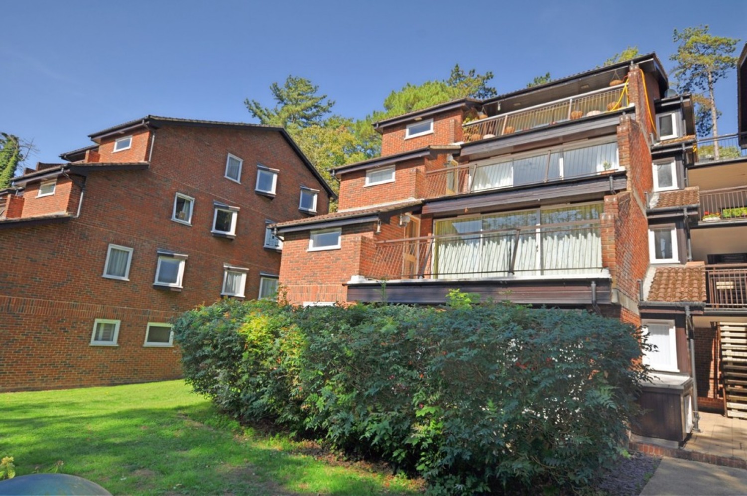 3 bedroom Flat for Letting Succombs Place