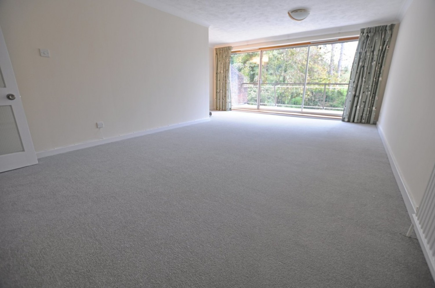 3 bedroom Flat for Letting Succombs Place