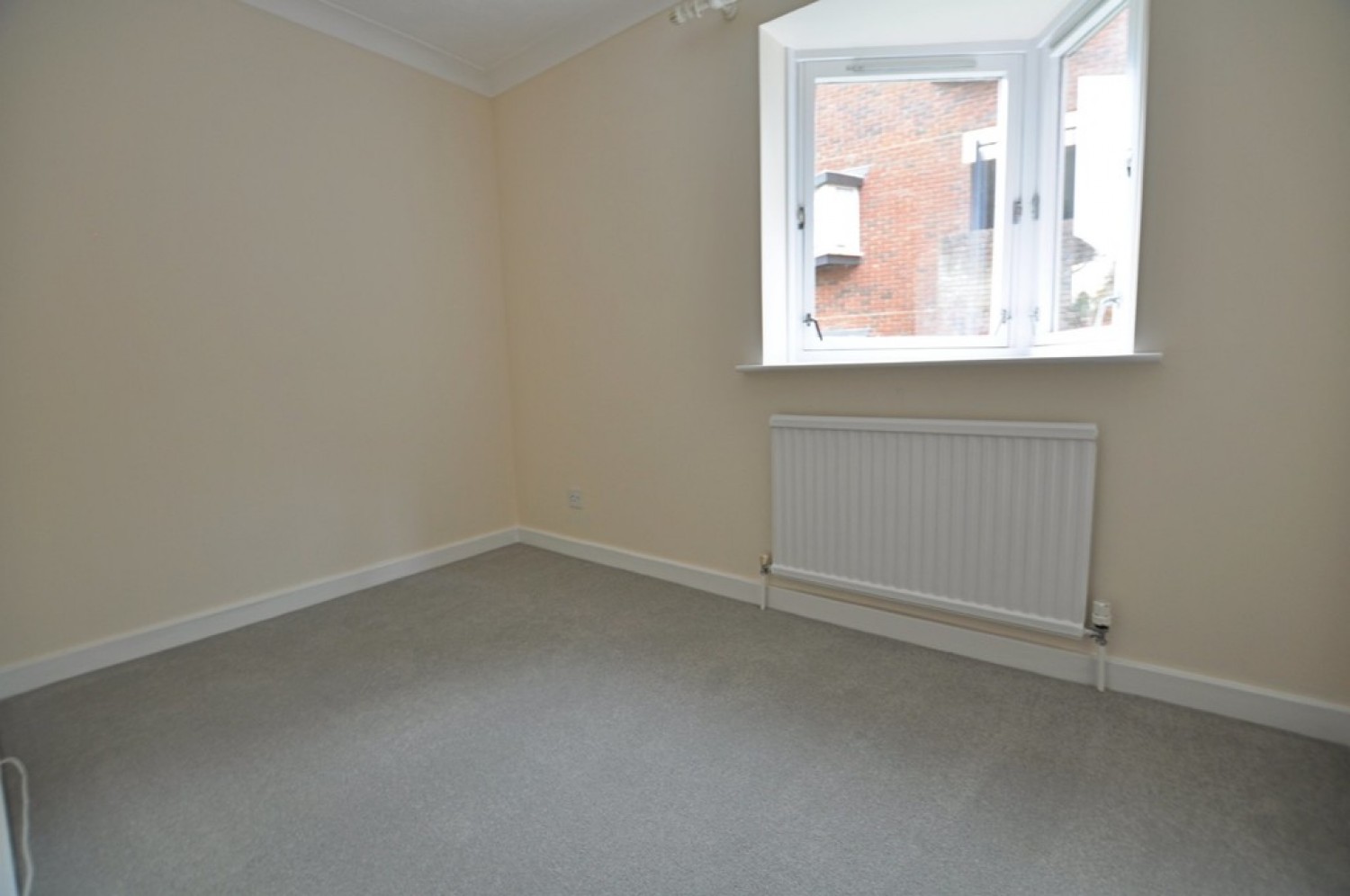 3 bedroom Flat for Letting Succombs Place