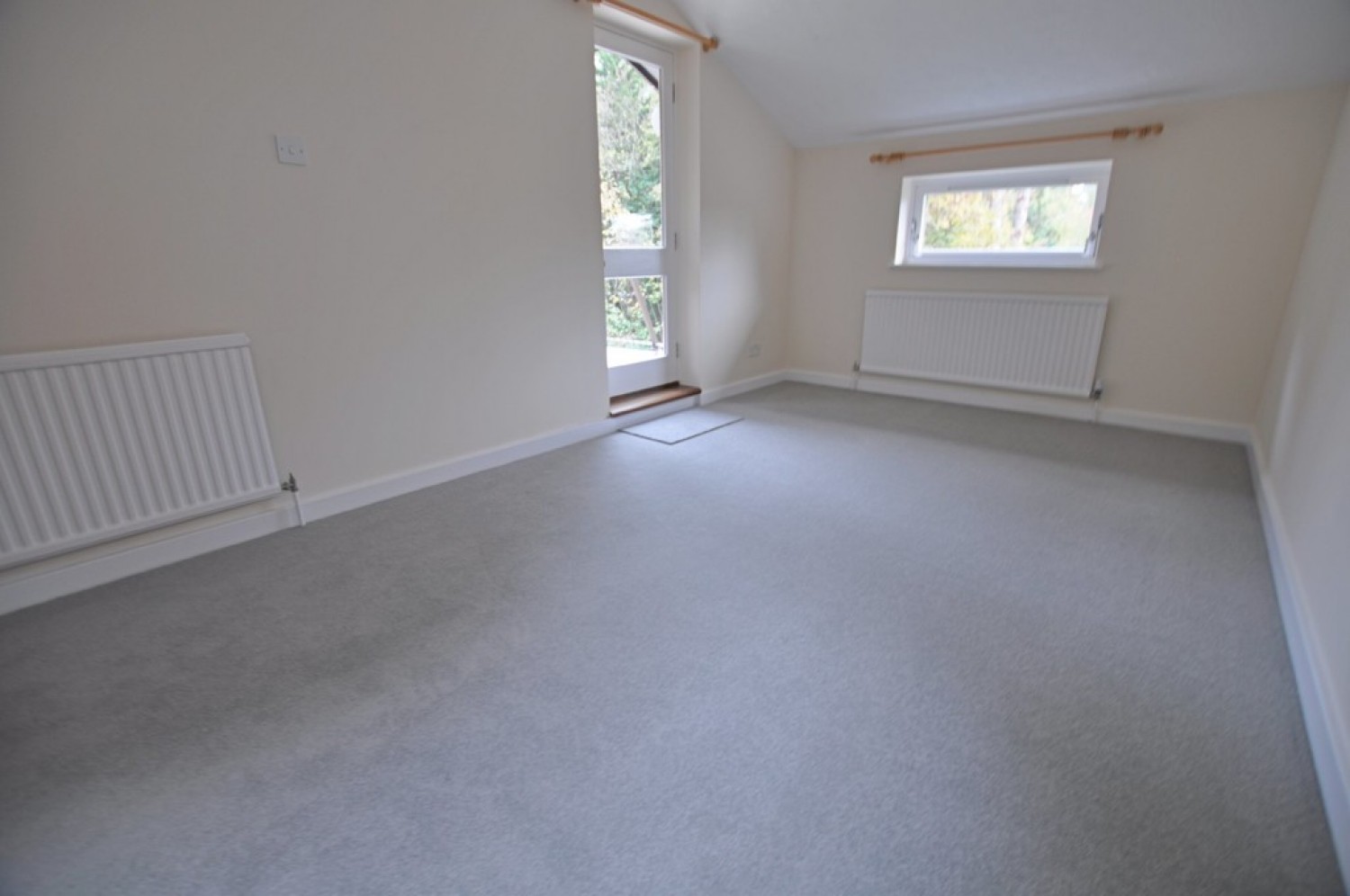 3 bedroom Flat for Letting Succombs Place
