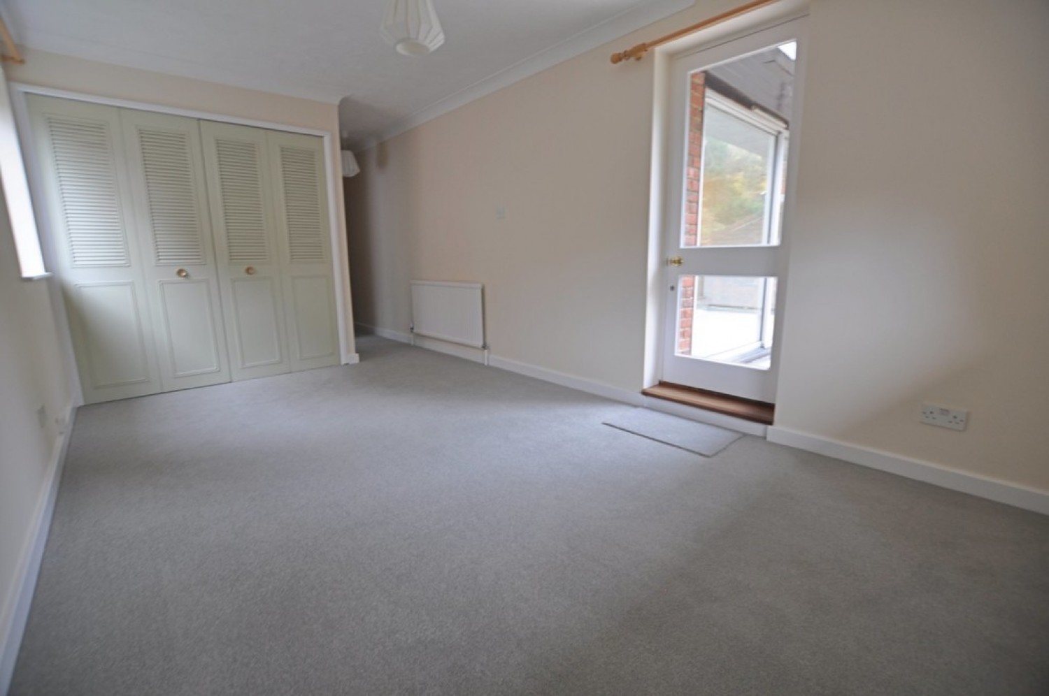 3 bedroom Flat for Letting Succombs Place