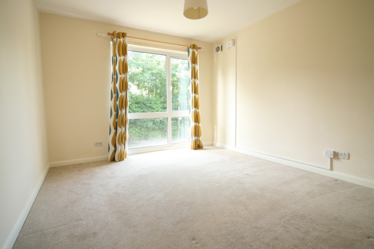 2 bedroom Flat for Sale Reigate Road, Reigate