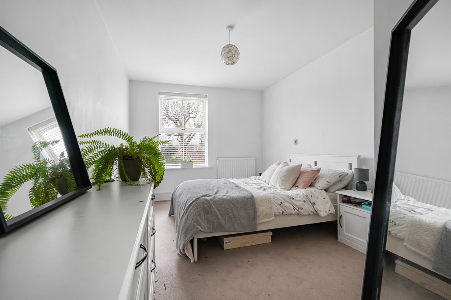 2 bedroom Flat for Auction Warren Road, Reigate