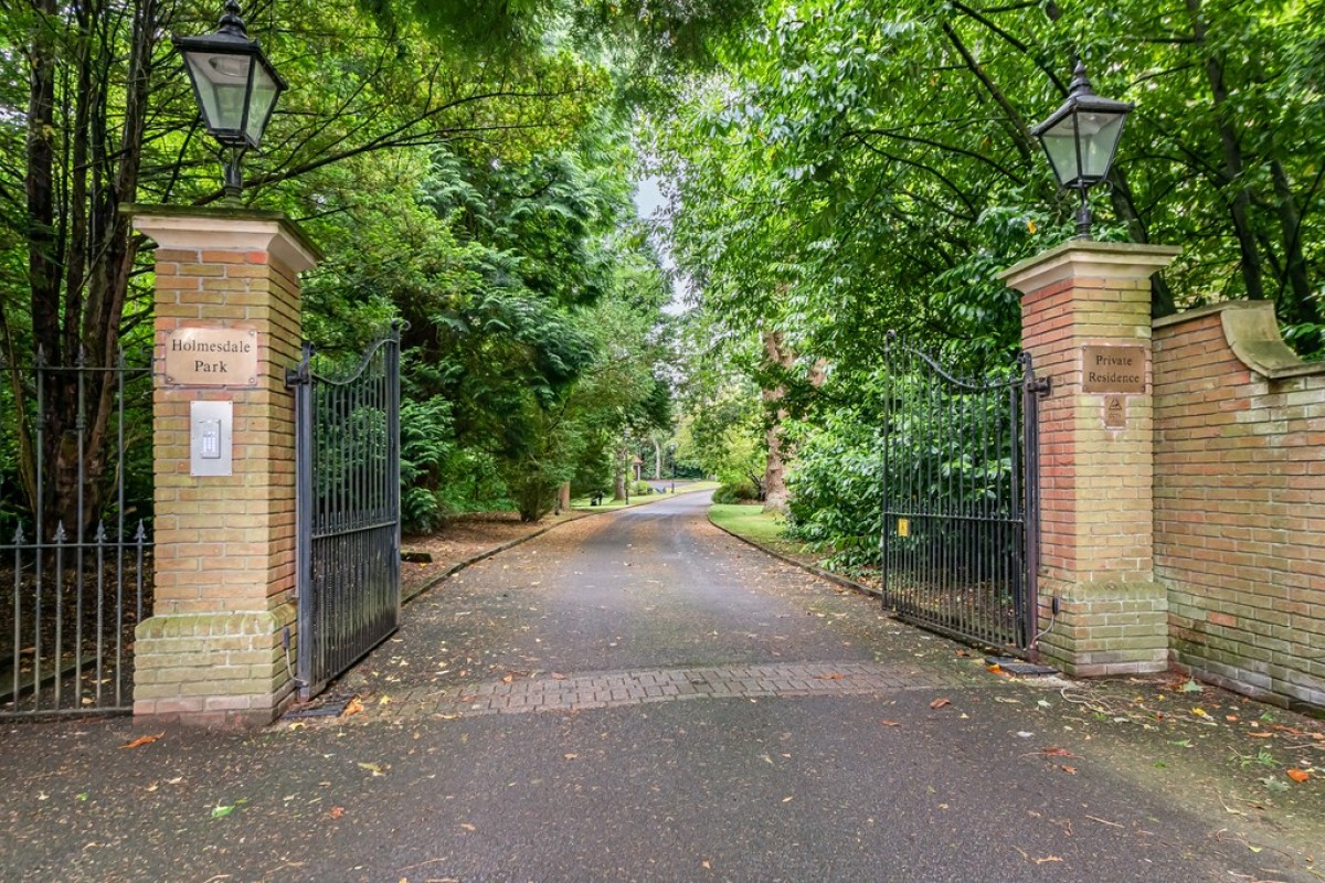 Holmesdale Park, Coopers Hill Road