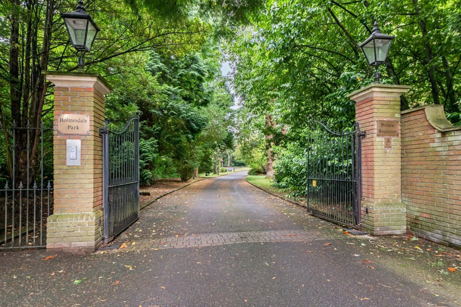 2 bedroom Flat for Sale Holmesdale Park, Coopers Hill Road