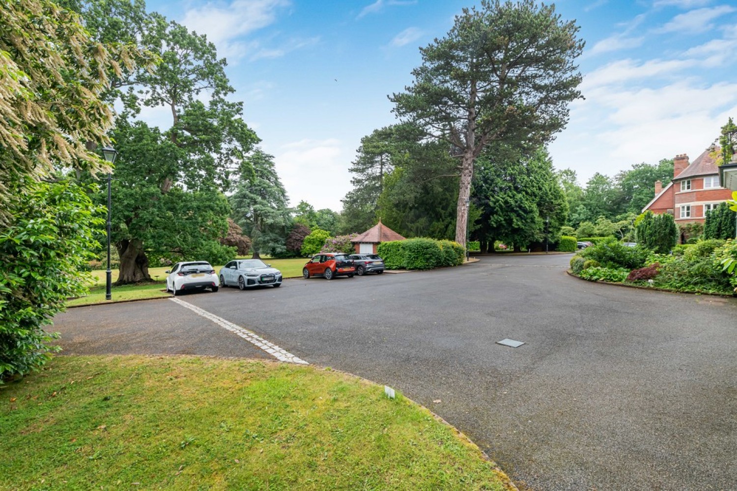 2 bedroom Flat for Sale Holmesdale Park, Coopers Hill Road