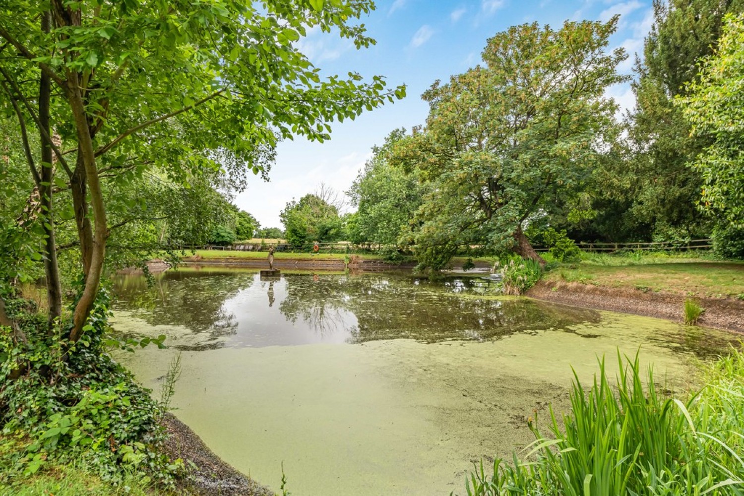 2 bedroom Flat for Sale Holmesdale Park, Coopers Hill Road