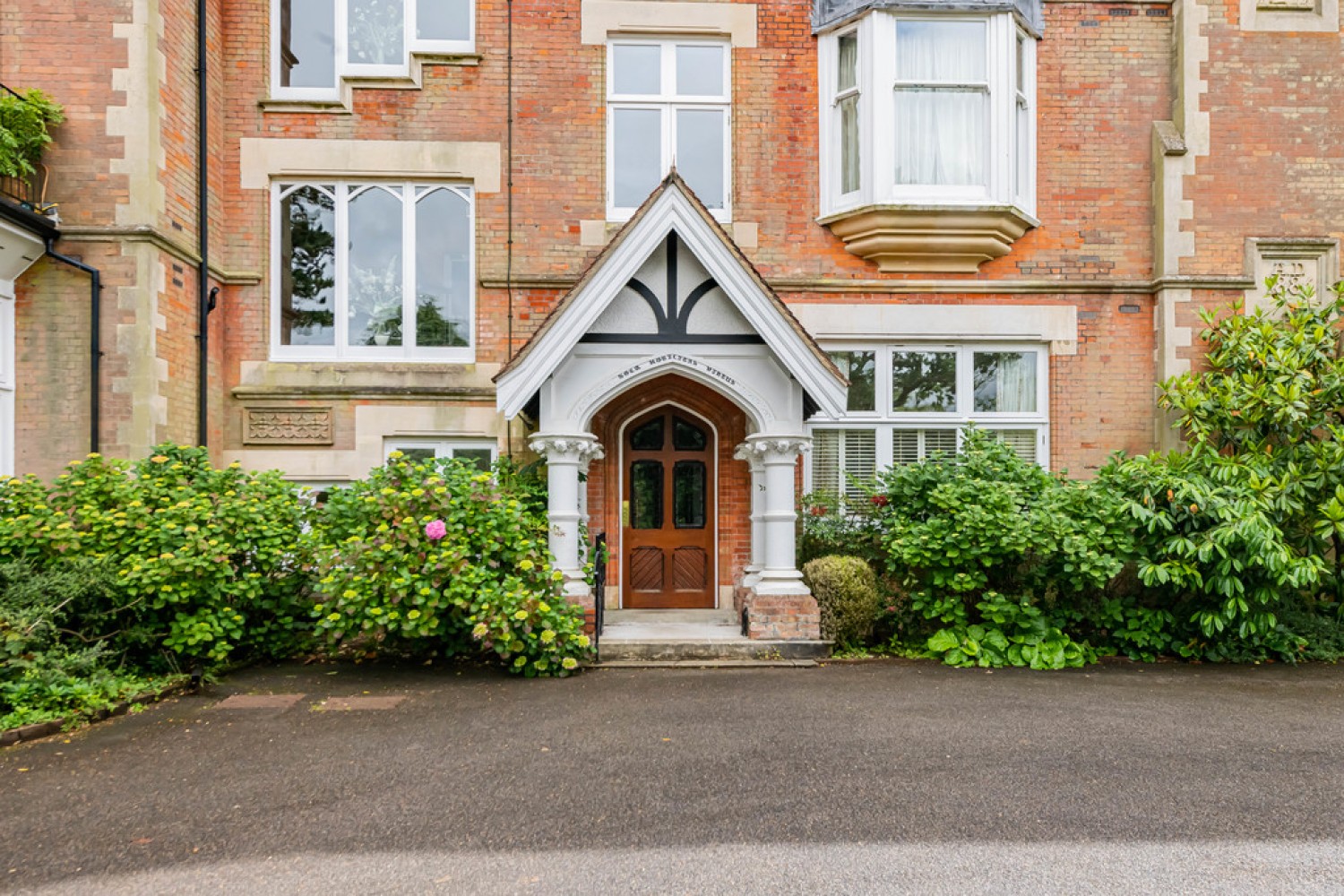 2 bedroom Flat for Sale Holmesdale Park, Coopers Hill Road