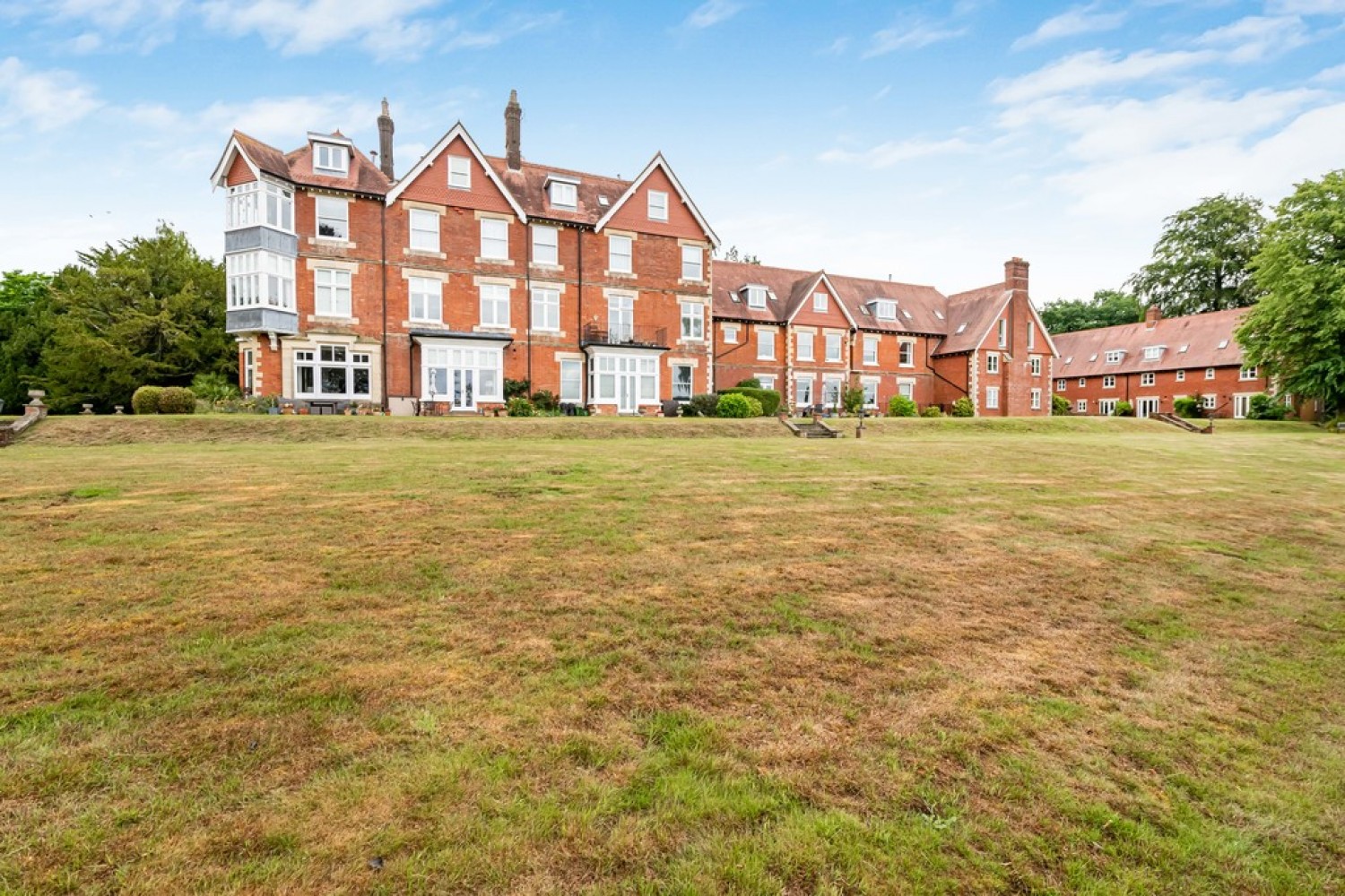 2 bedroom Flat for Sale Holmesdale Park, Coopers Hill Road