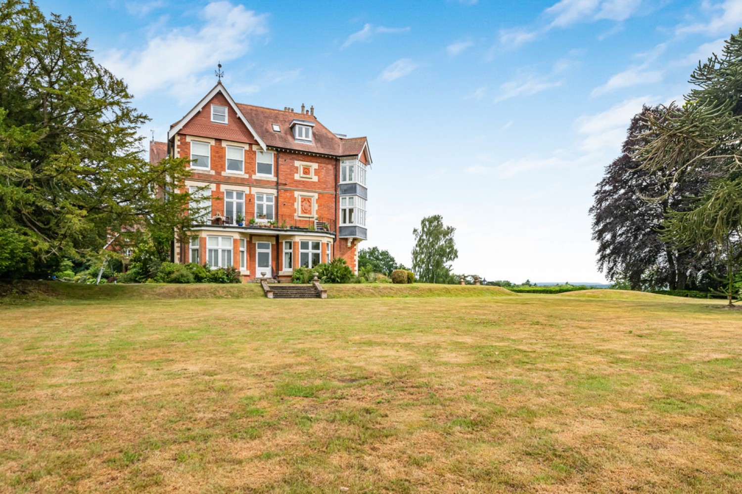 2 bedroom Flat for Sale Holmesdale Park, Coopers Hill Road