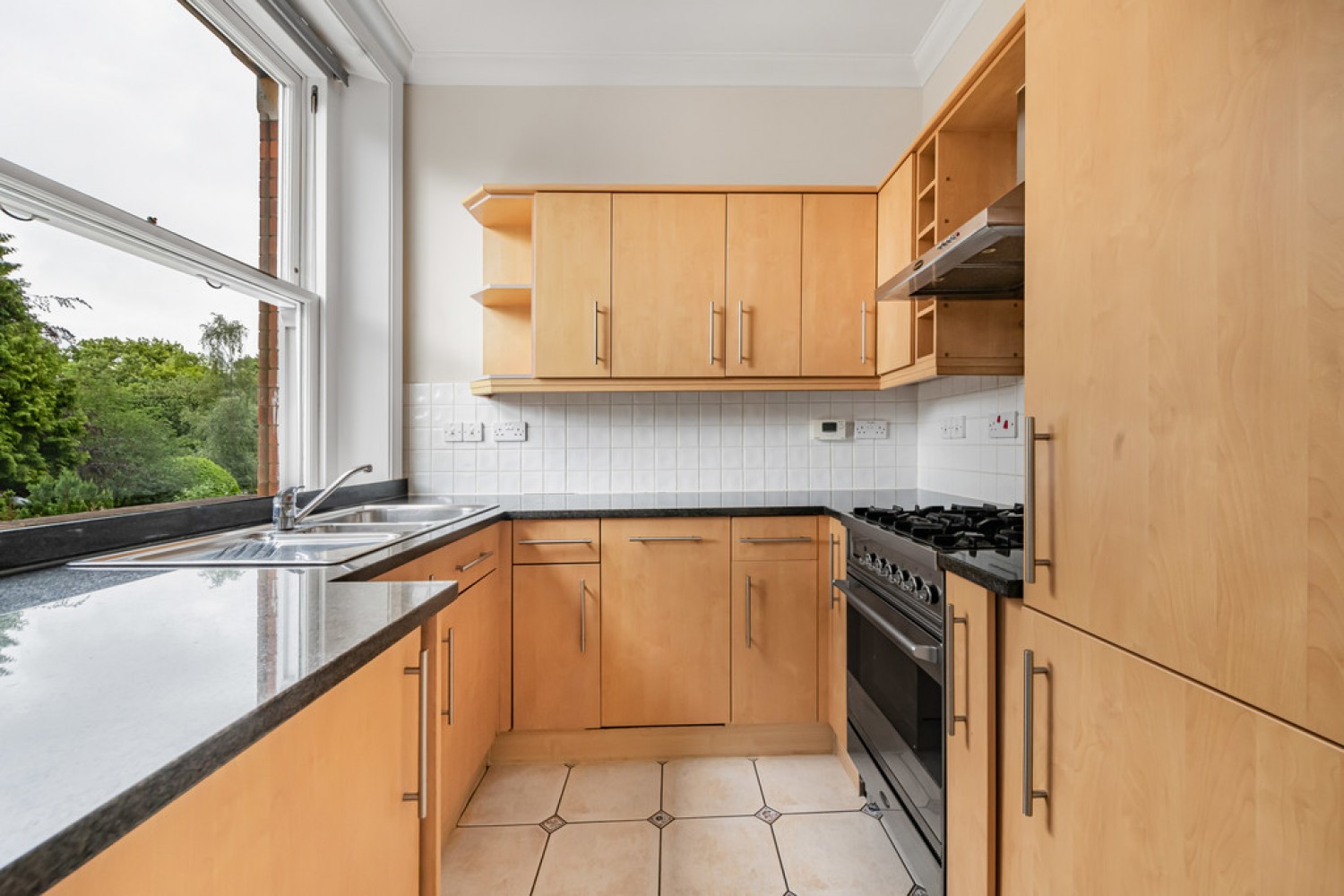2 bedroom Flat for Sale Holmesdale Park, Coopers Hill Road