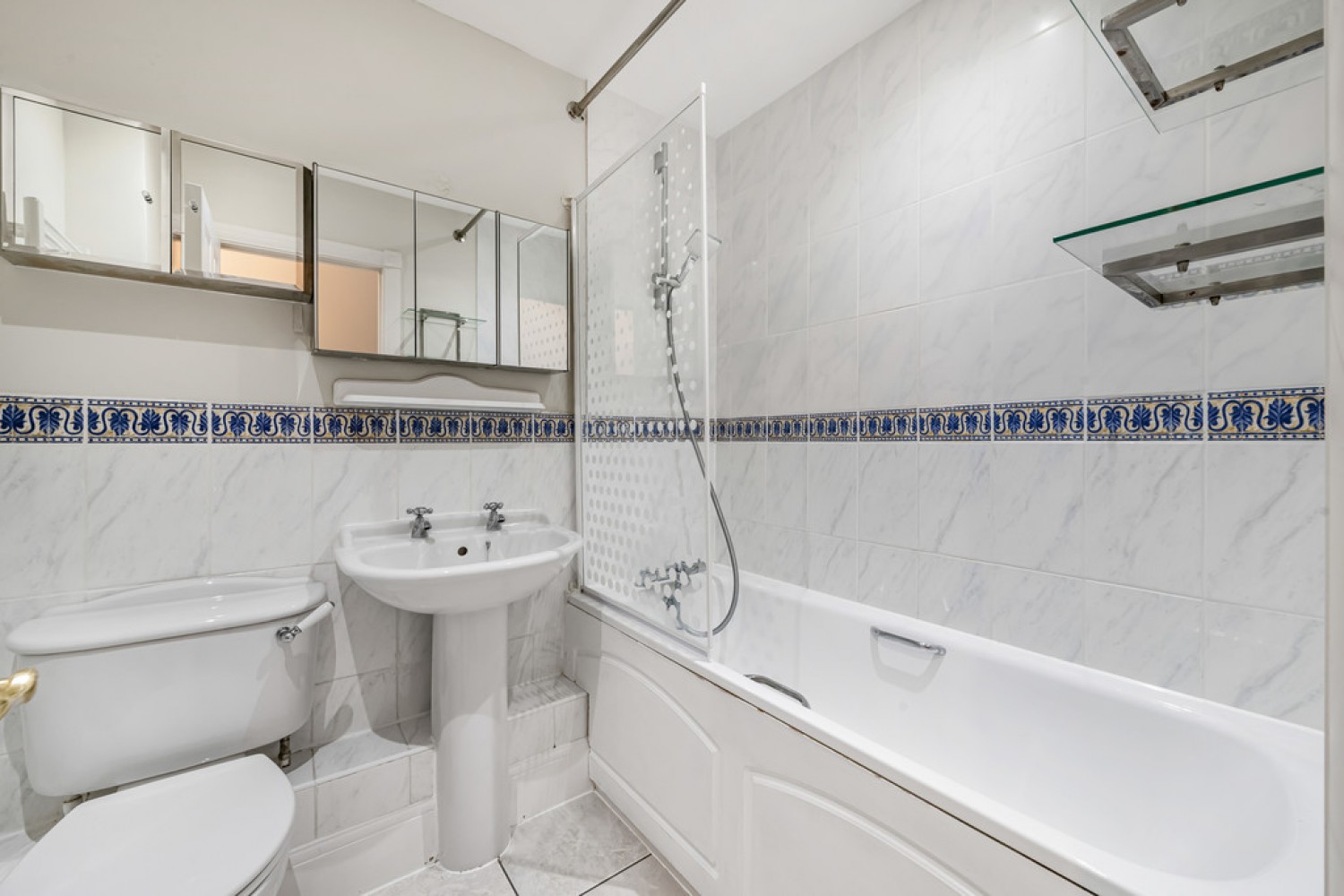 2 bedroom Flat for Sale Holmesdale Park, Coopers Hill Road