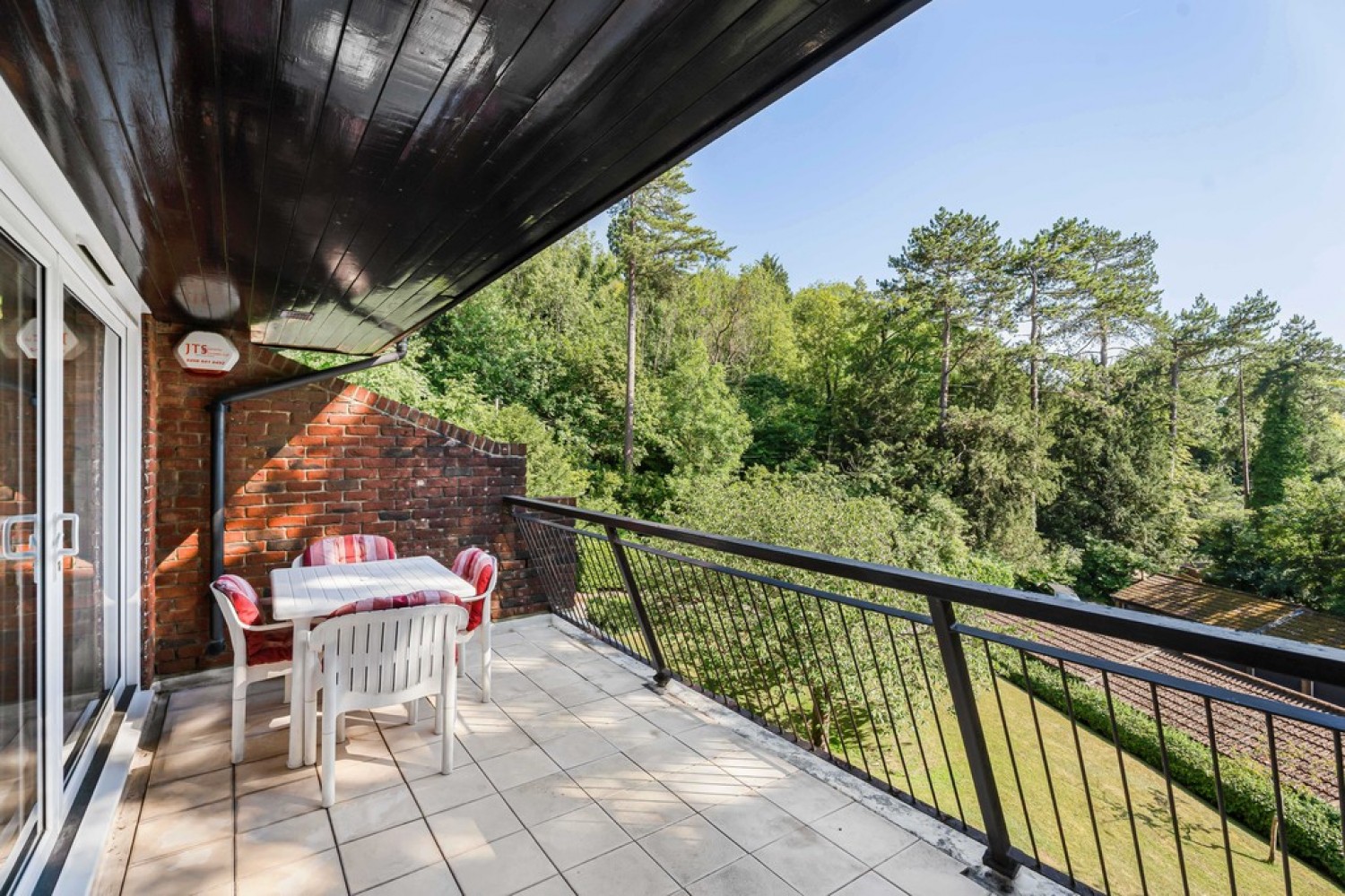 3 bedroom Flat for Sale Succombs Place, Warlingham