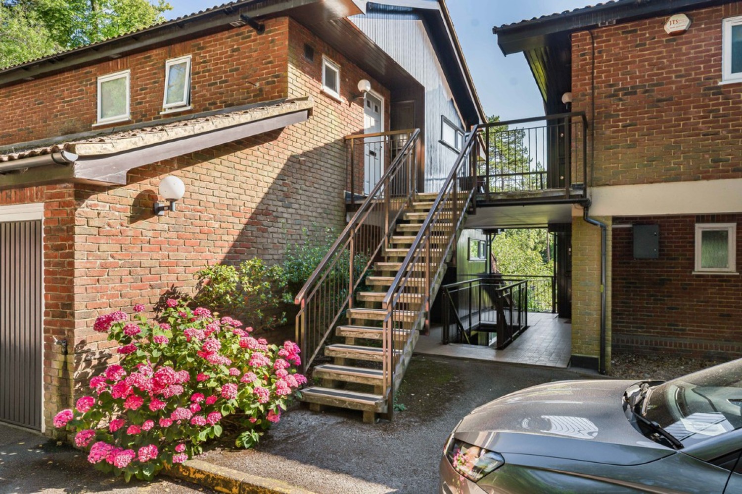 3 bedroom Flat for Sale Succombs Place, Warlingham