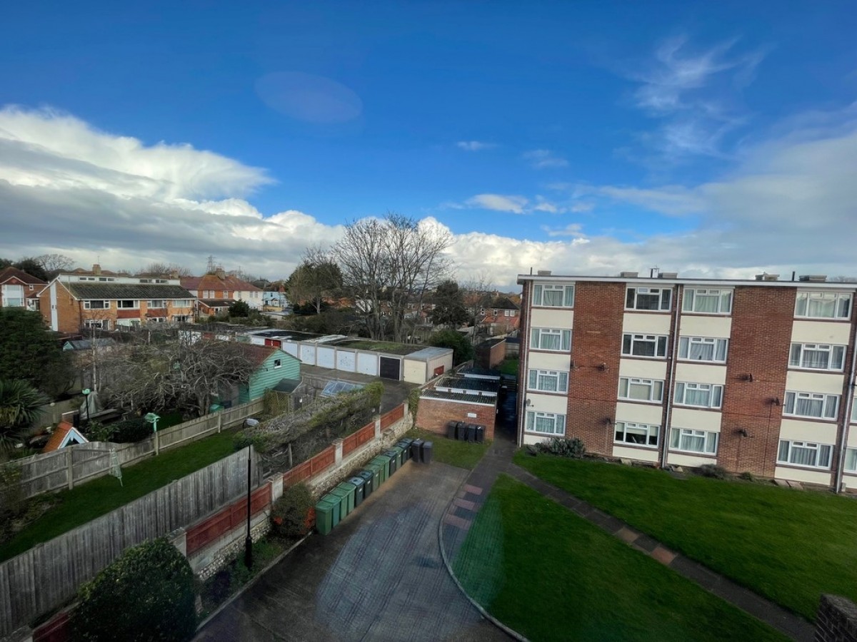 The Lawns, Roselands Avenue