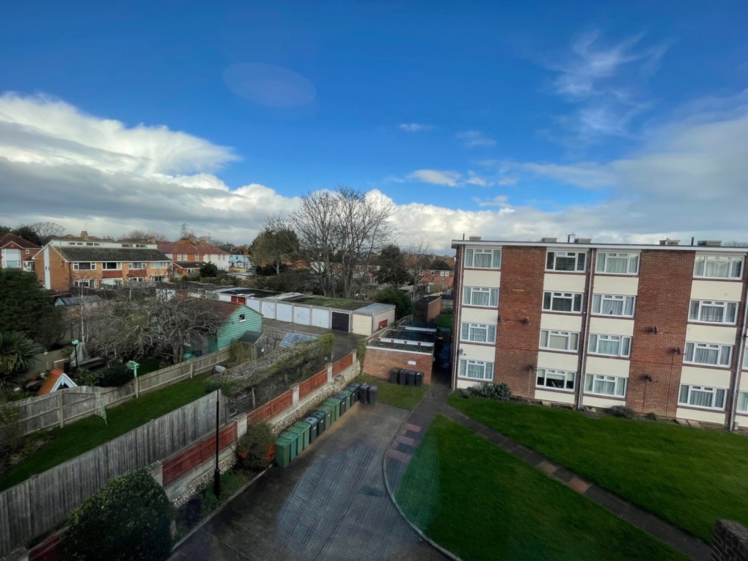 The Lawns, Roselands Avenue