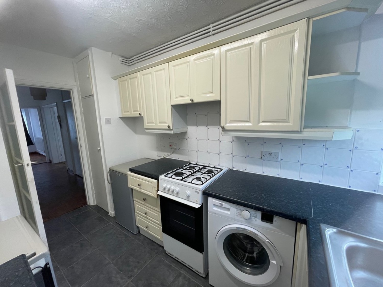 2 bedroom Flat for Sale Carew Road, Eastbourne