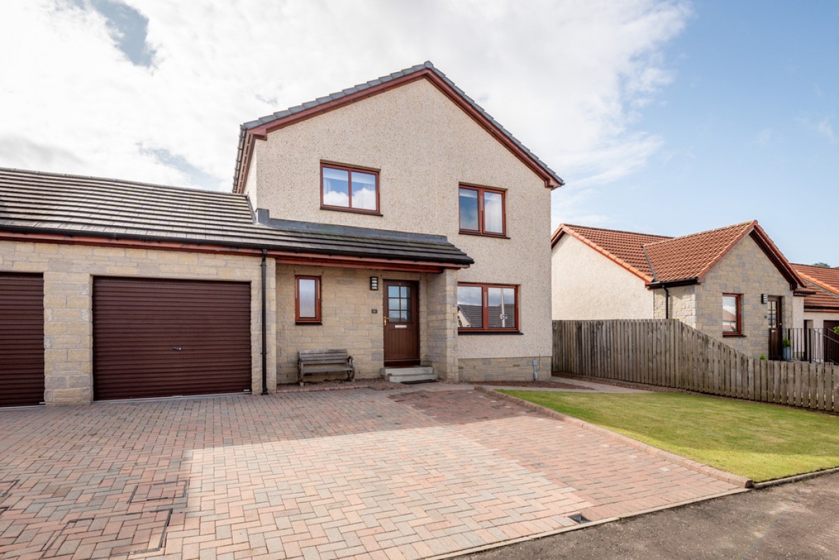 Carneil Gardens, Carnock