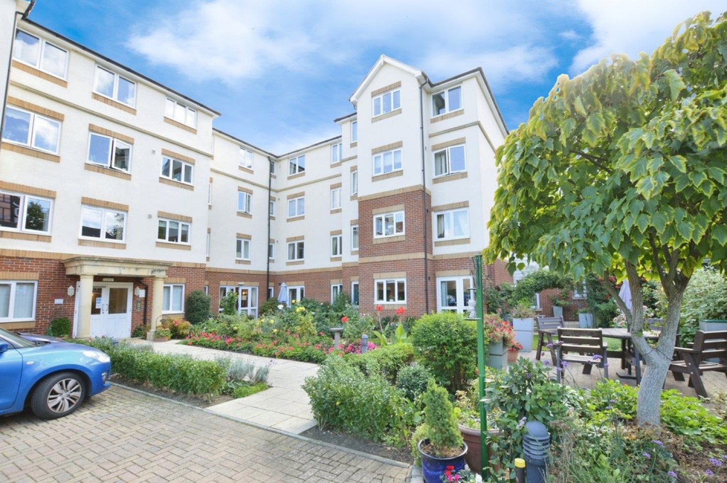 2 bedroom Flat in Grove Road, Woking, Surrey