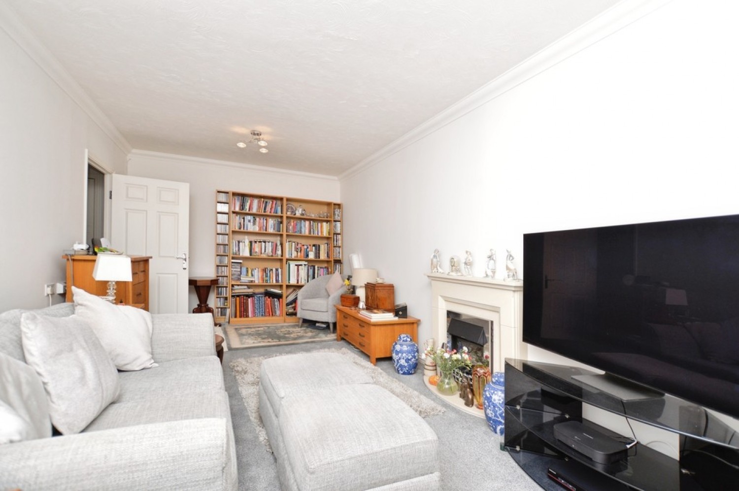 2 bedroom Flat in Grove Road, Woking, Surrey