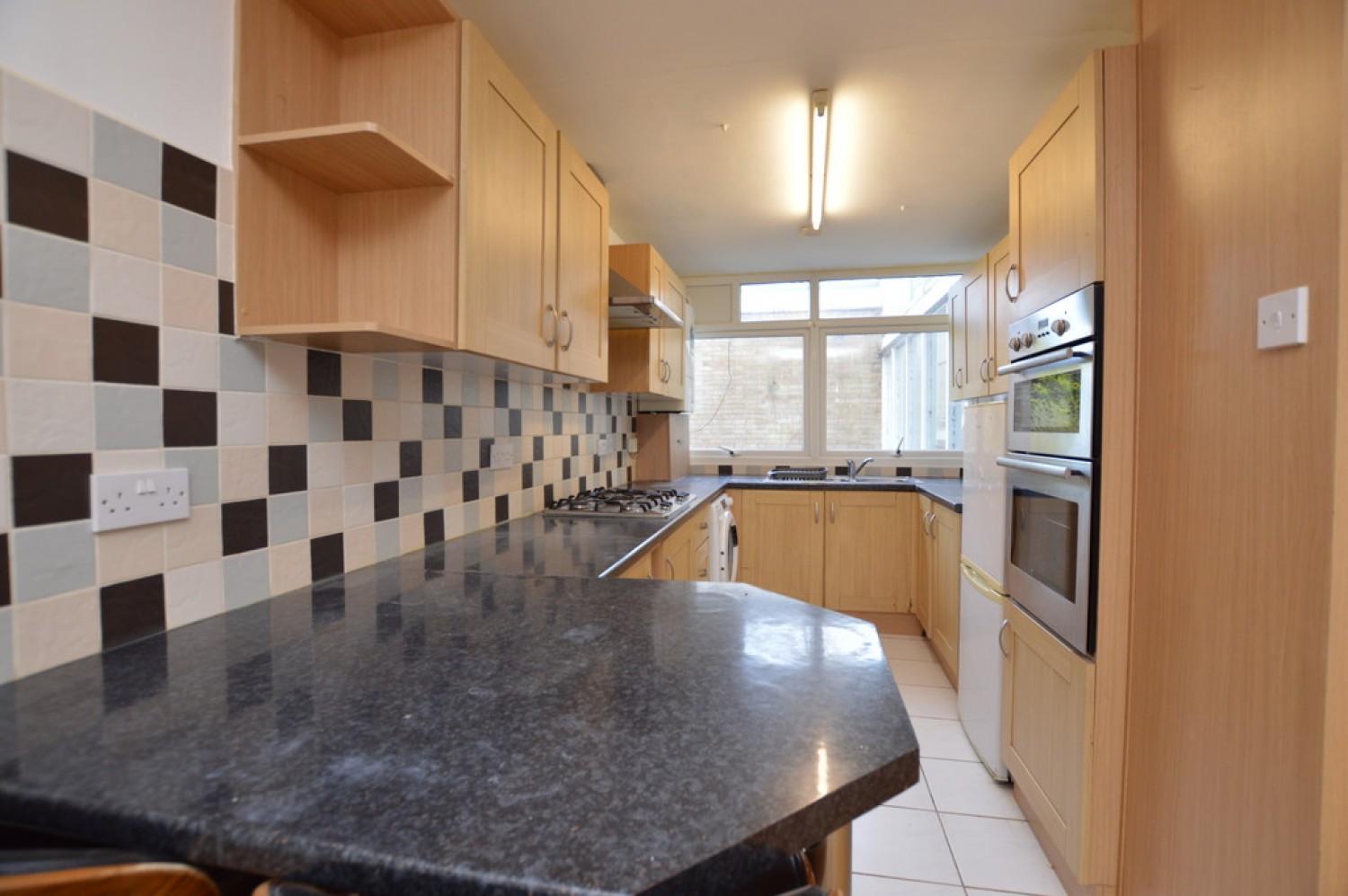 2 bedroom Flat in Hill View Court, Woking, Surrey