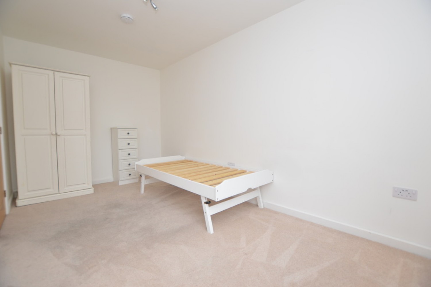 1 bedroom Flat for Letting Chertsey Road, Woking, Surrey