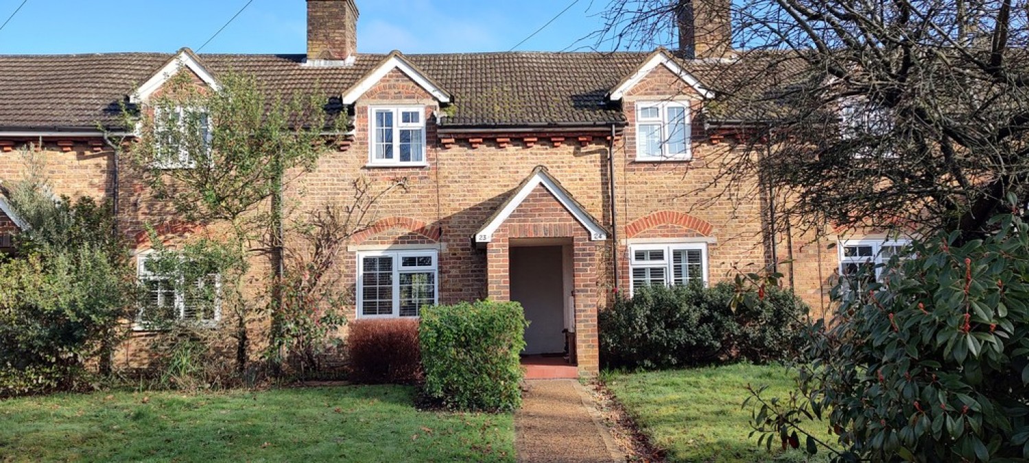 2 bedroom House in Victoria Road, Knaphill, Woking